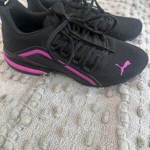 Women’s Size 7 1/2 black Puma Sneakers